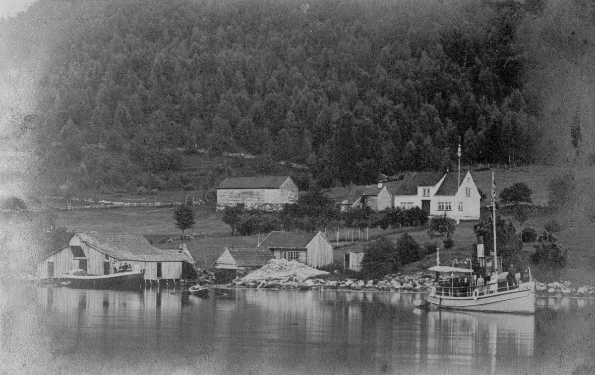 Hus, fjord, båtar