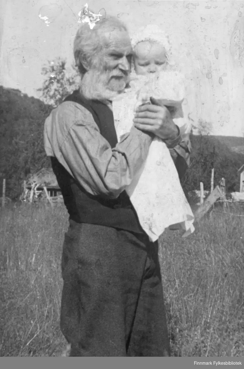 Mikkel Mikkola med barnebarnet Aino Josefine i Neiden, rundt 1937.