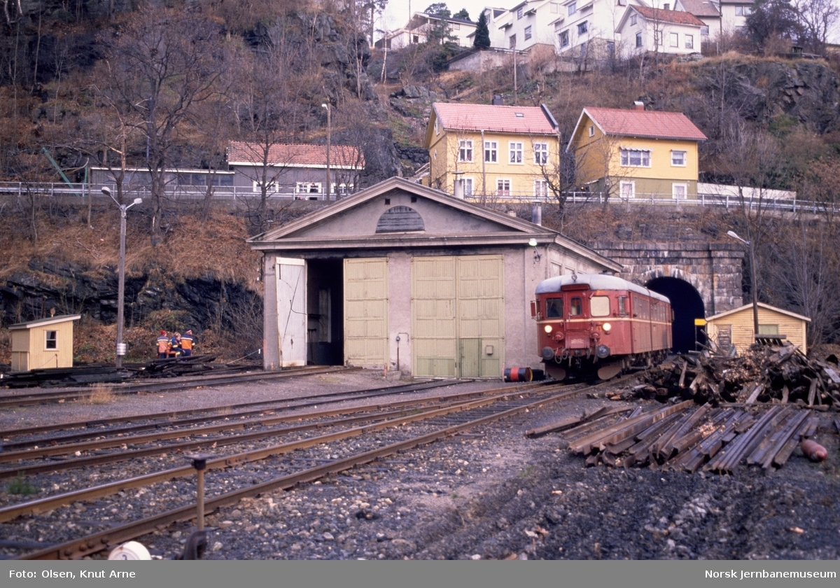 Dieselmotorvogn BM 86 13 ved lokomotivstallen i Kragerø