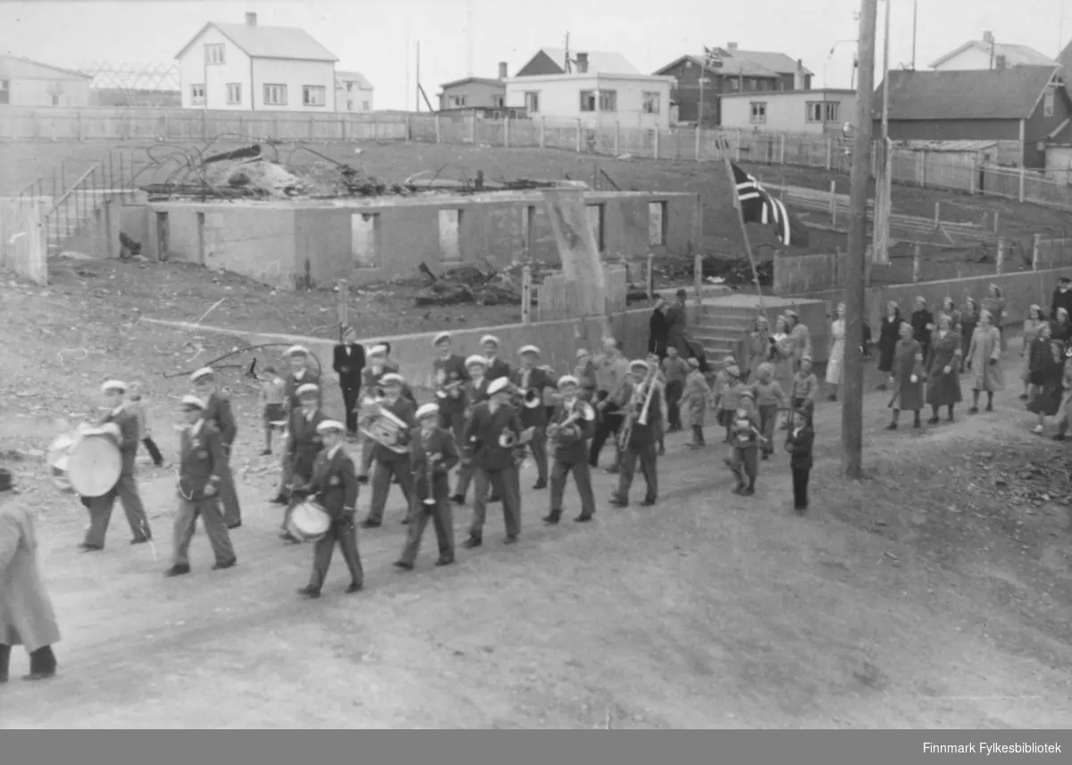 17. mai tog i Vadsø etter krigen. Gjenreisning er i gang. 