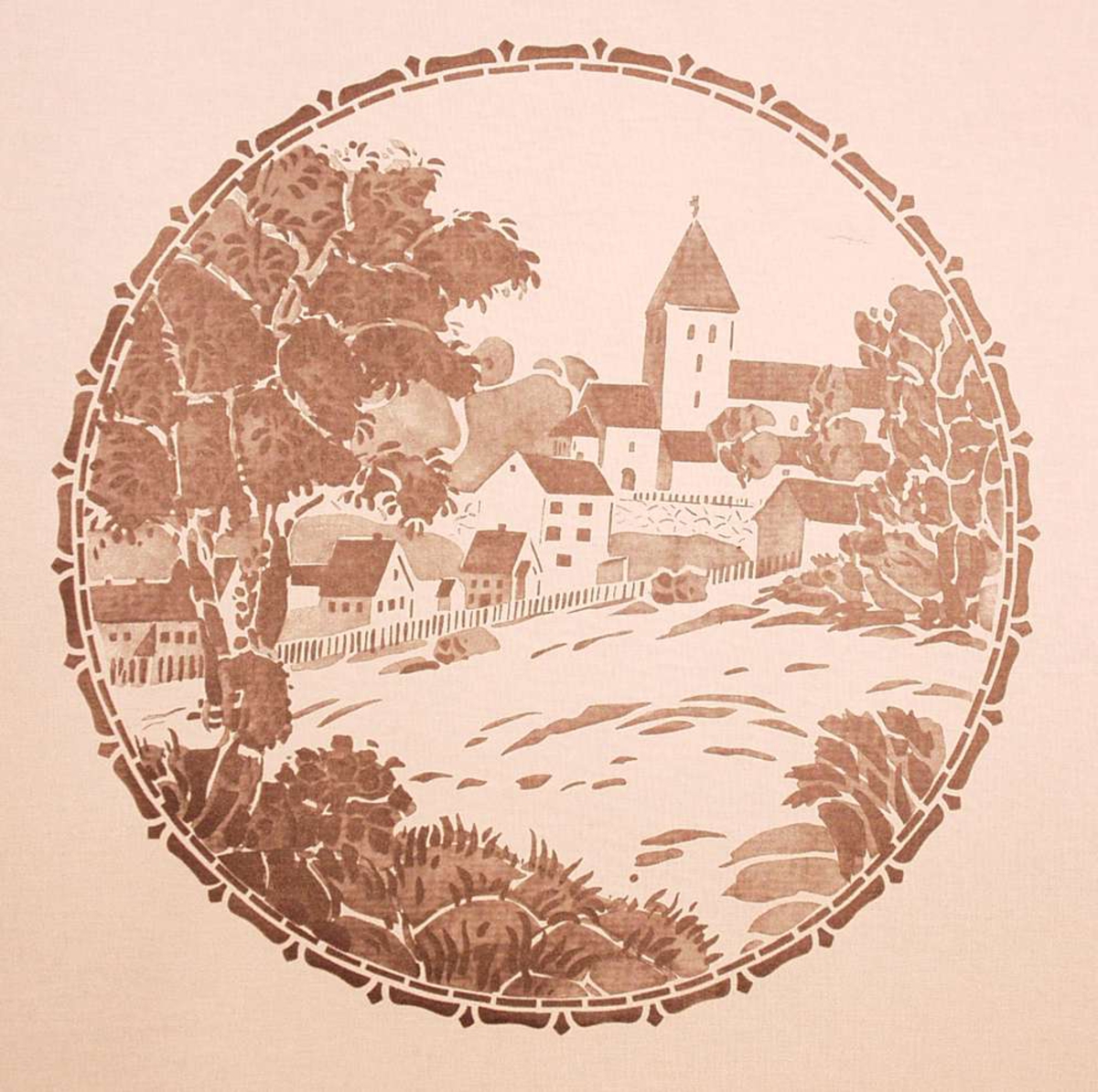 Hvit rullgardin med et sirkulært motiv av en landsby. 