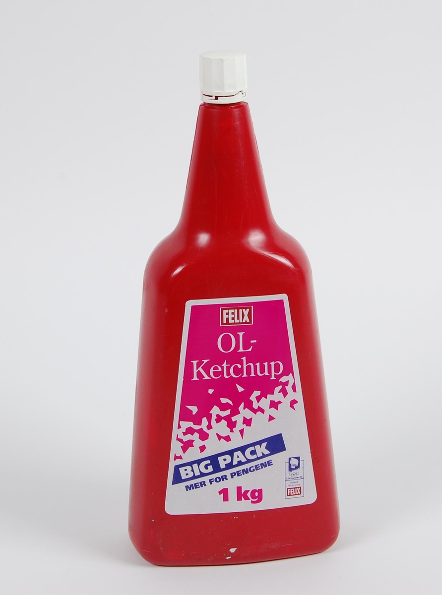 Rød flaske med ketchup og hvit forseglet kork. På flasken er det et merke med logo for de olympiske vinterleker på Lillehammer i 1994 og Felix. På merket finner man også krystallmønsteret. Krystallmønsteret inngikk i LOOCs designprogram.