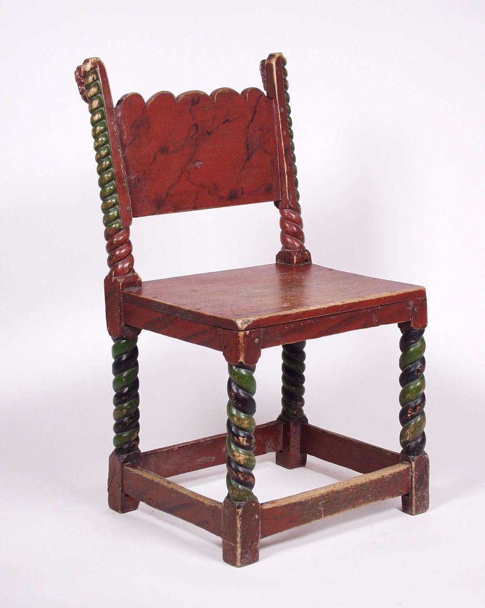 Stolen er er i tre og er malt i fargene rød,grønn og svart.