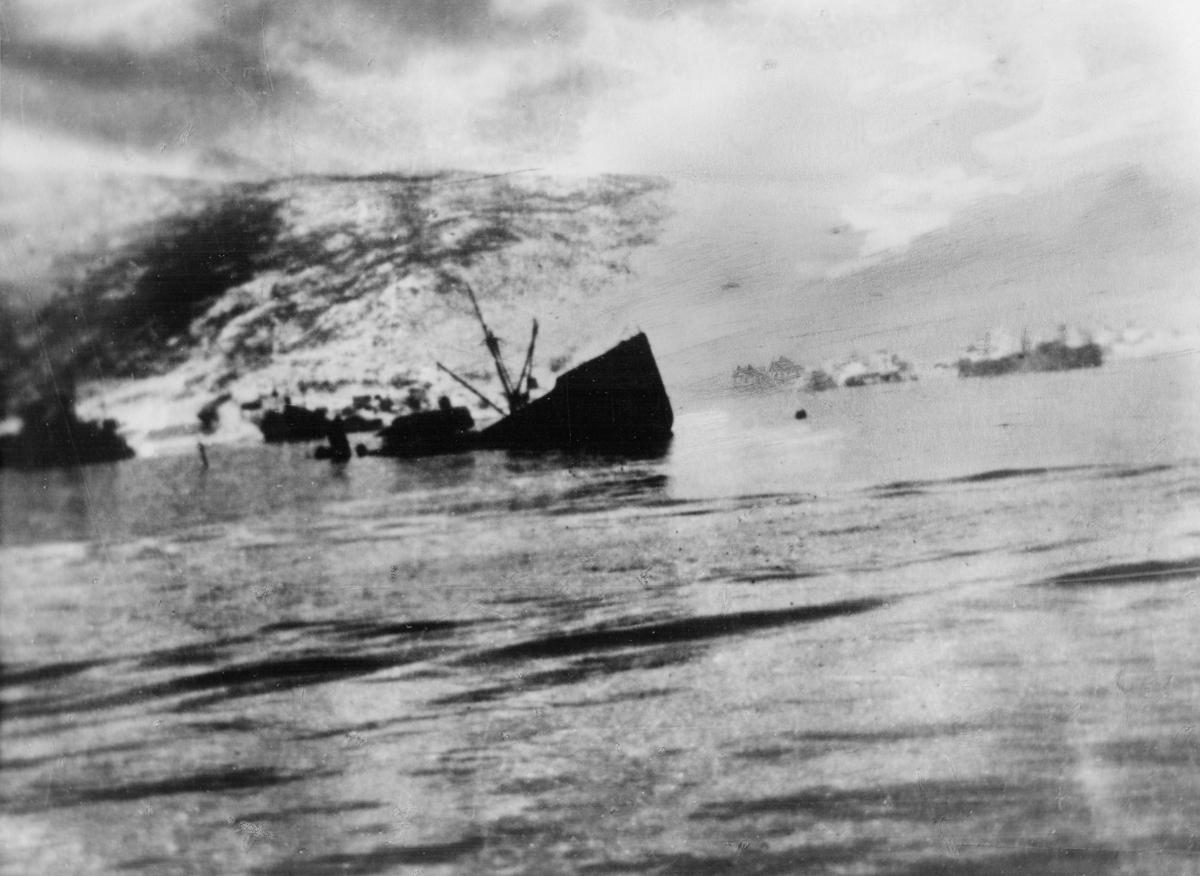 krigen, Narvik havn, eksteriør, synkende båt