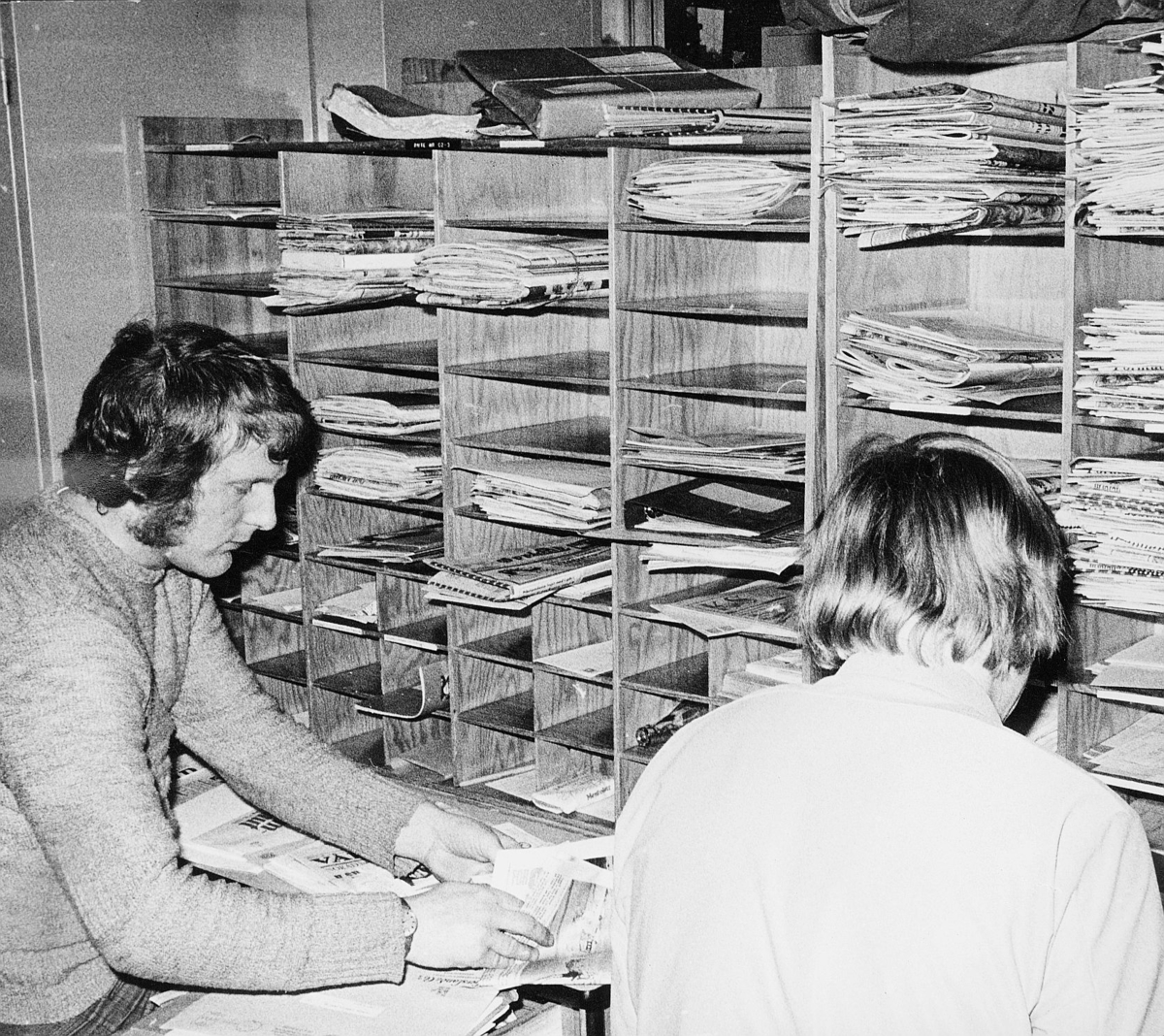 postbehandling, sortering, sorteringsreol for postbud, 2 menn, postkontor, 8000 Bodø