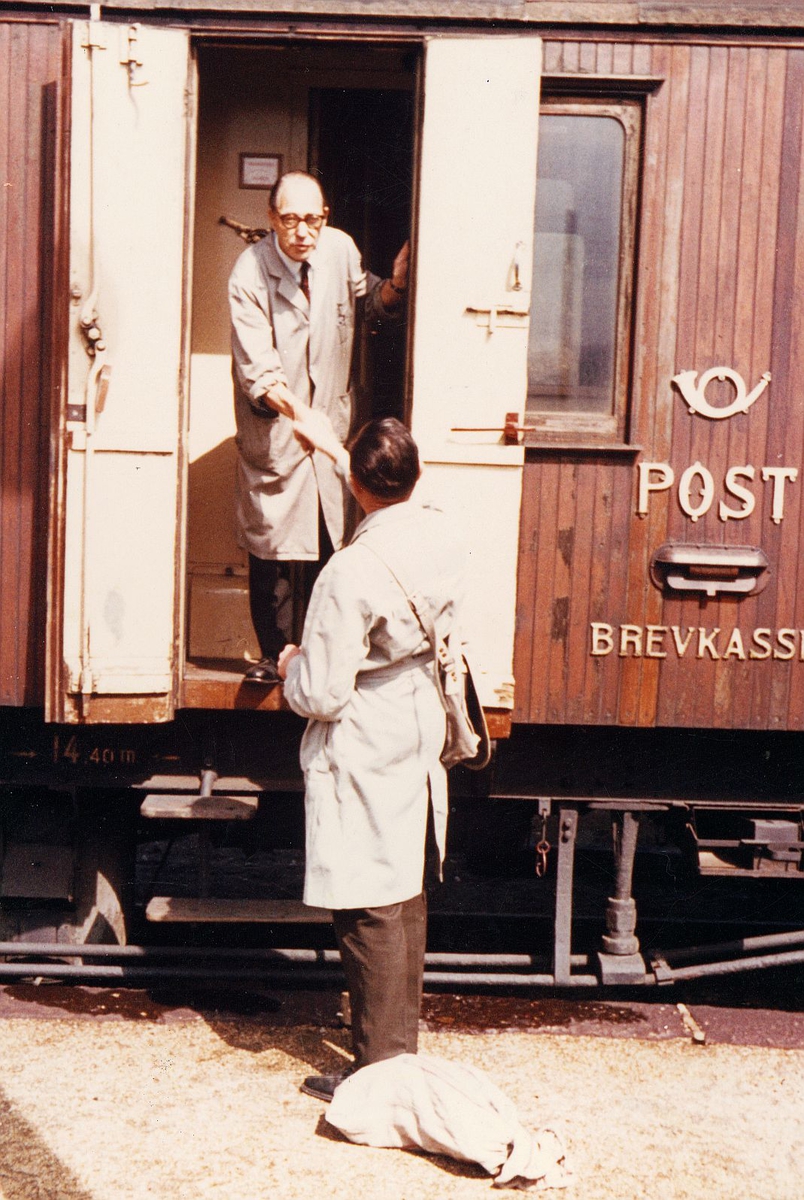 transport, tog, eksteriør, Åndalsnes-Dombås, postvogn, brevkasse, postsekk, to menn