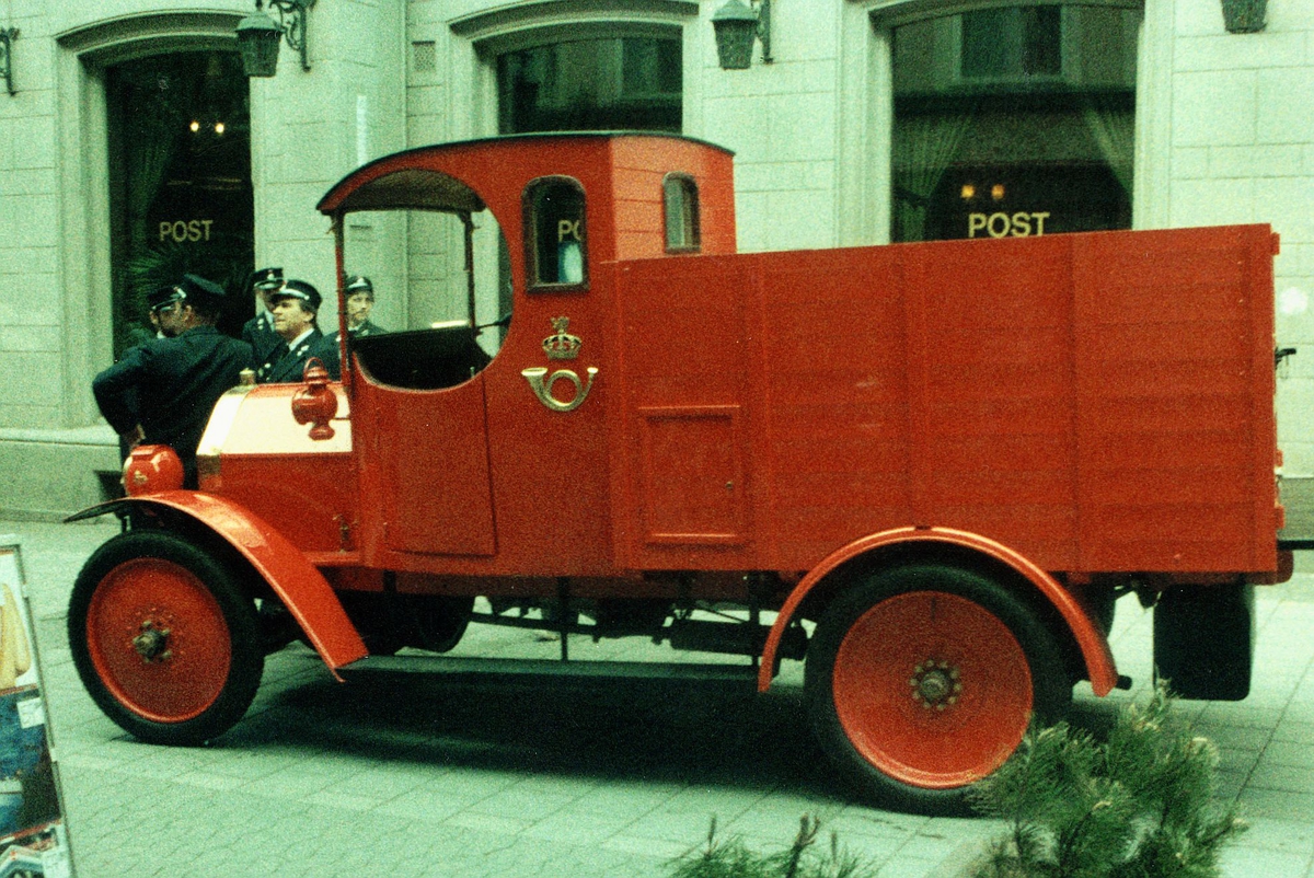 markedsføring, postdagene 1984, lastebil utenfor Egertorget postkontor, restaurert Fiat modell 1914, menn i postuniformer står ved bilen, postlogo