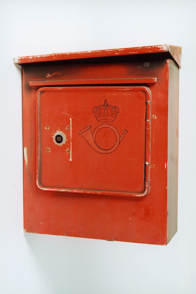 Postmuseet, gjenstander, postkasse, brevkasse, posthorn med krone (postlogo).