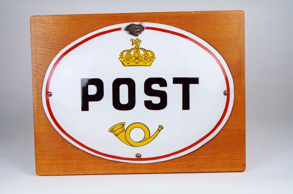 Postmuseet, gjenstander, skilt, postskilt, ovalt opplysningsskilt, posthorn og krone med riksløve (postlogo), Post.