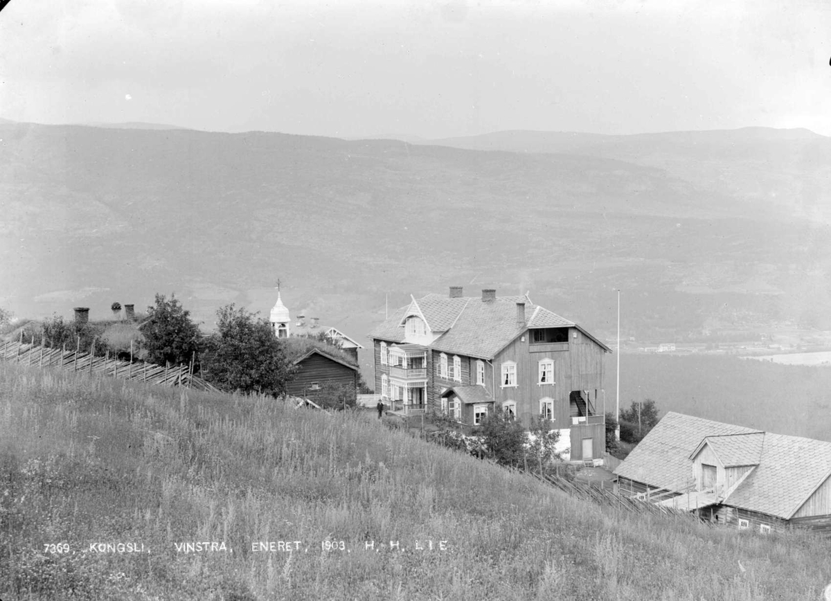 31.07.1903. Kongsli sett ovenfra. Bolighus, driftsbygninger, fjellformasjoner.