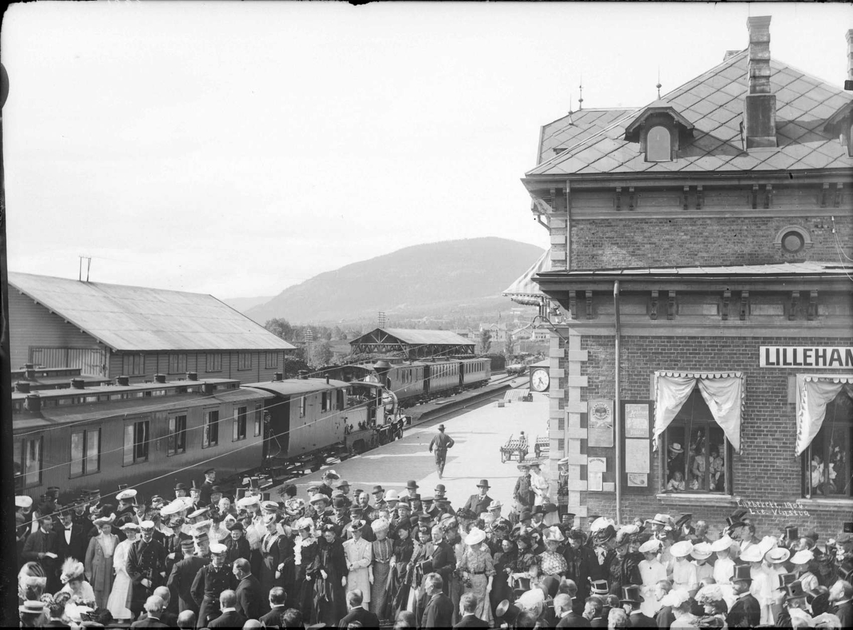 13.06.1906. Lillehammer stasjon med kongetoget. Kroningsreise Håkon VII.