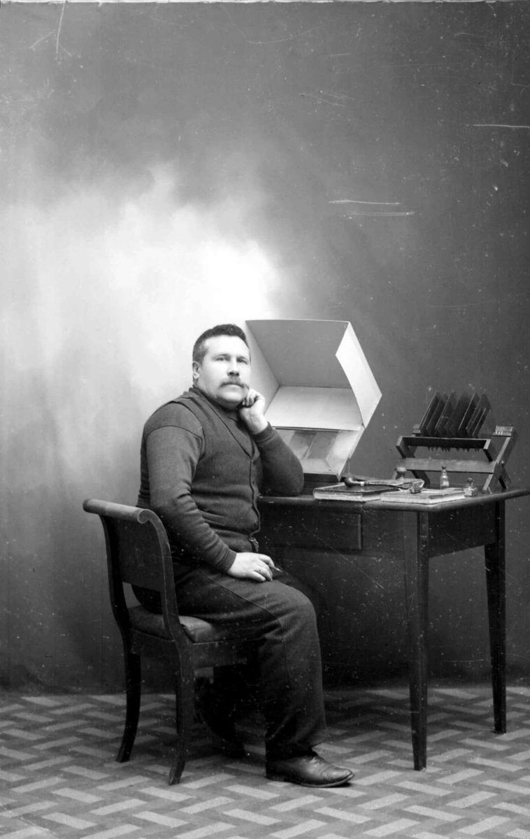 02.04.1907. Fotografen med sitt retusjerstativ.