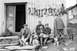 Ringebu. Gilleberg. Jegere utenfor hus. 5 menn, 3 barn, 4 hu
