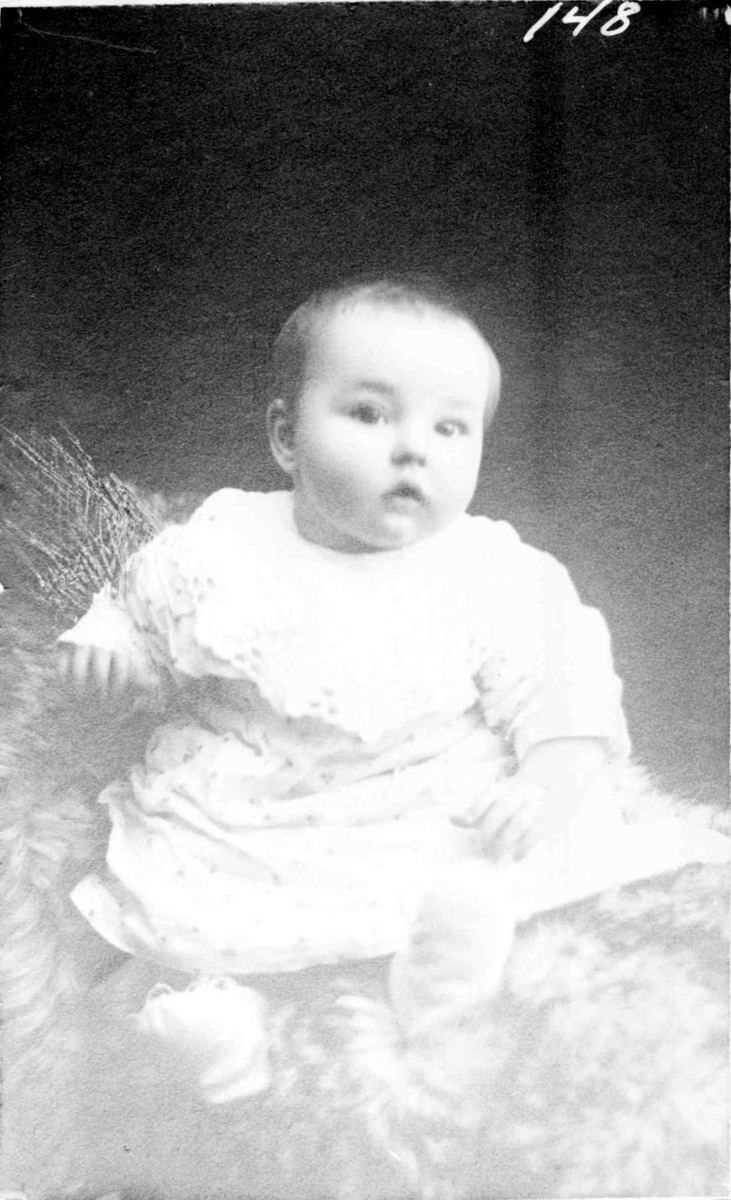 Repro. Portrett liten pike. Inger Berge fotografert i Larvik 1914.