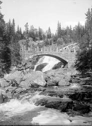 Mesnaelva. Colletts bru. Foss.