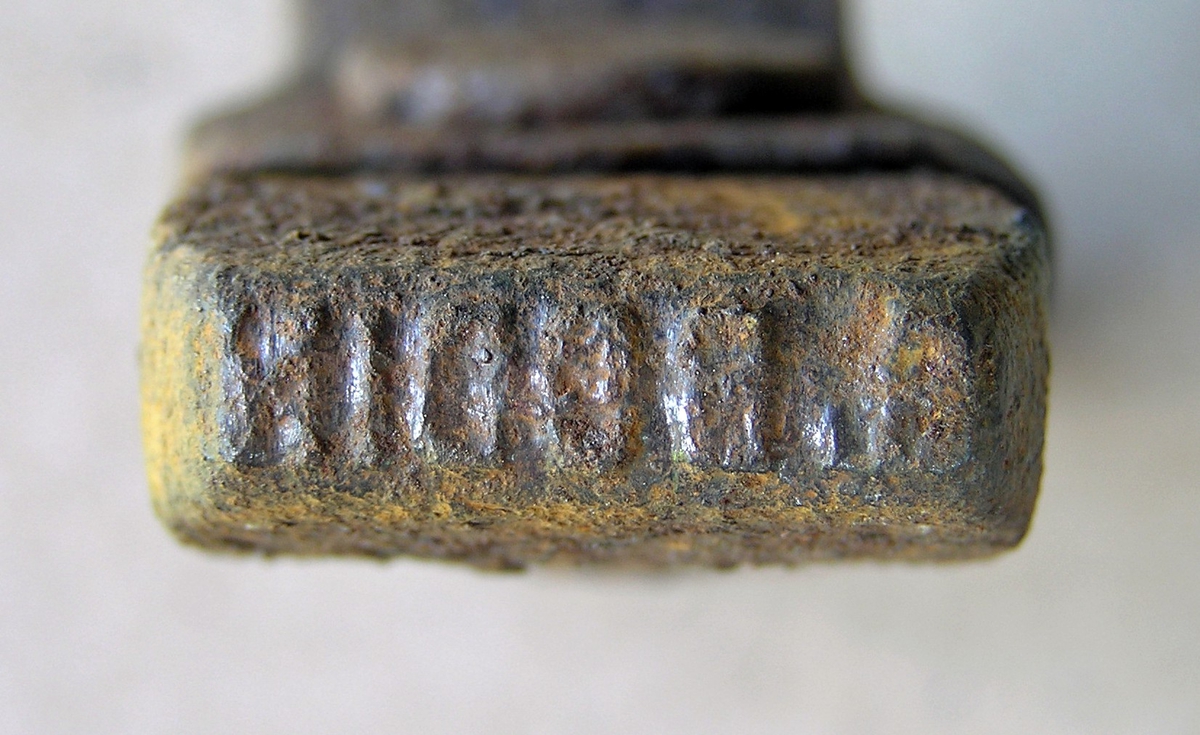 Stempel brukt på økser og barkespader som ble laget og/eller stålsatt i Bodinsmia. Stempelet ser ut til å ha vært håndholdt, og at det senere er  satt på et håndtak. 