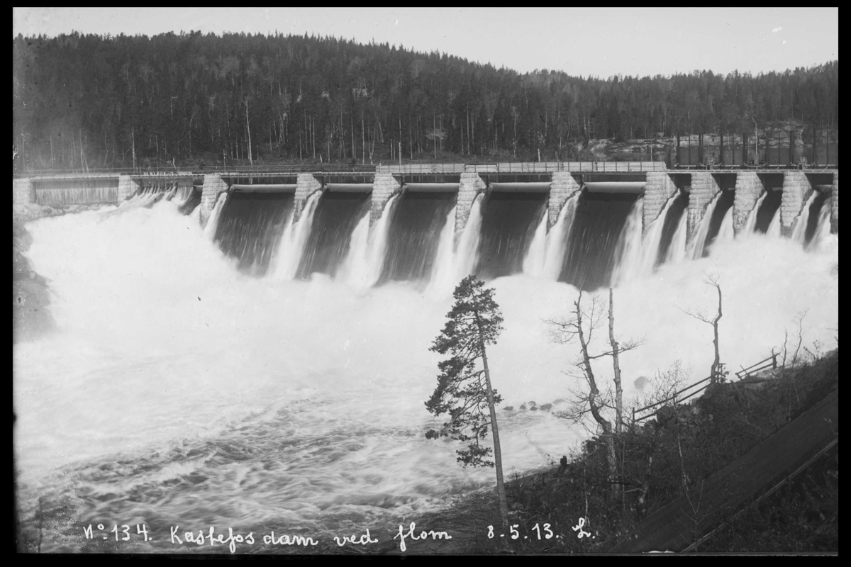 Arendal Fossekompani i begynnelsen av 1900-tallet
CD merket 0565, Bilde: 3
Sted: Haugsjå
Beskrivelse: Nedenfor dammen ved flom