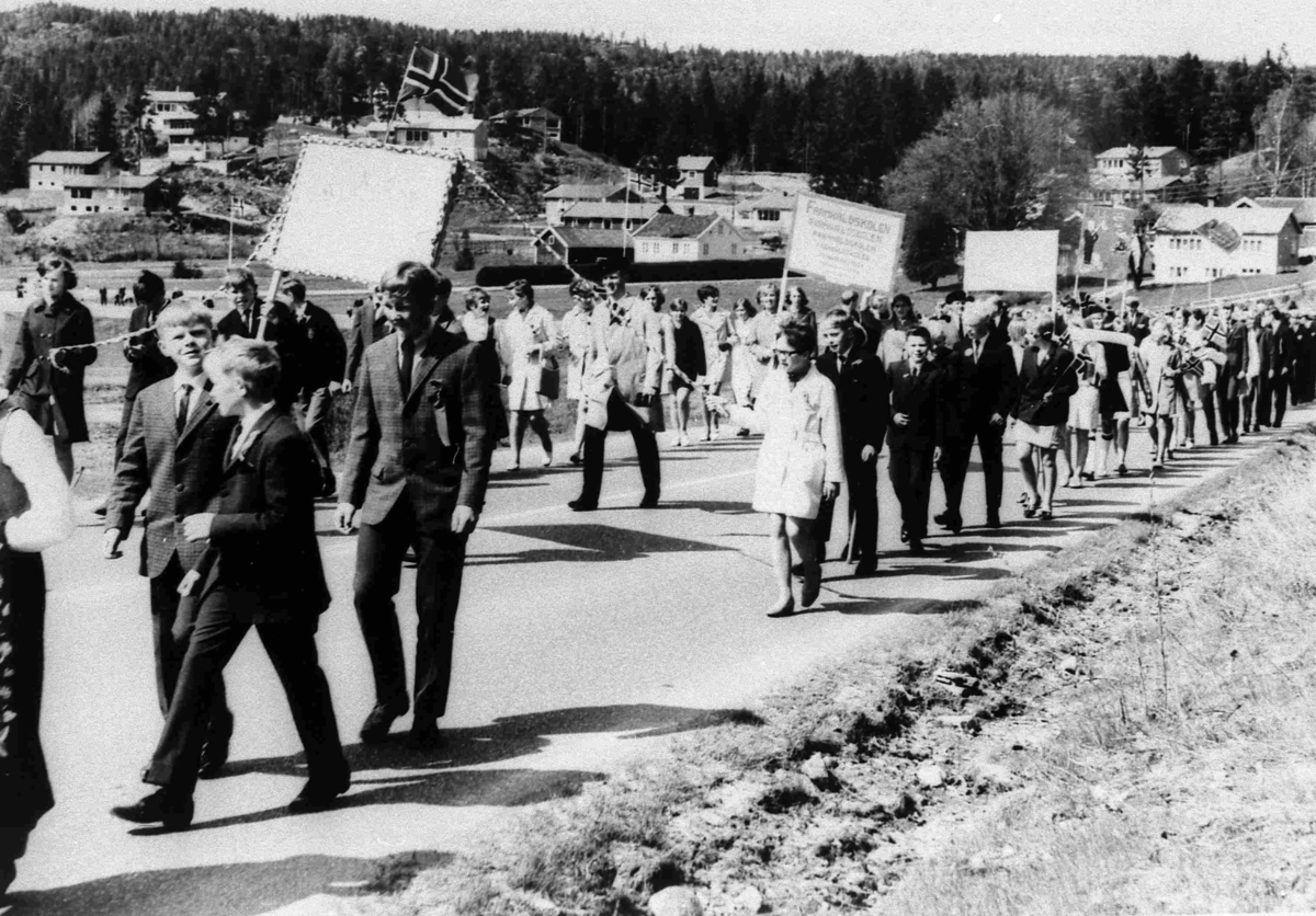 Bilder fra Birkenes kommune
7. klasse Valstrand skole 17 mai 1969