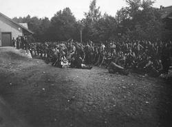 Samling soldater med våpen og opp-pakning. Mobiliseringen i 