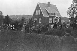 Ski Sanitetsforenings tilstelningstog. Villa i bakgrunnen, m