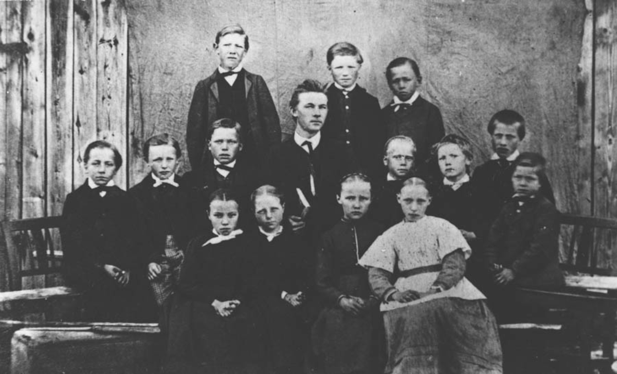 Elever og lærer i den eldste skolestua ved Gjedsjø skole