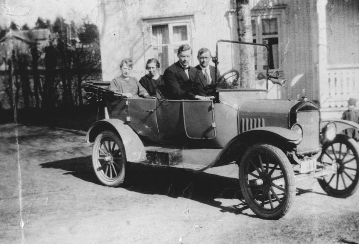 4 personer i bil (T-Ford).