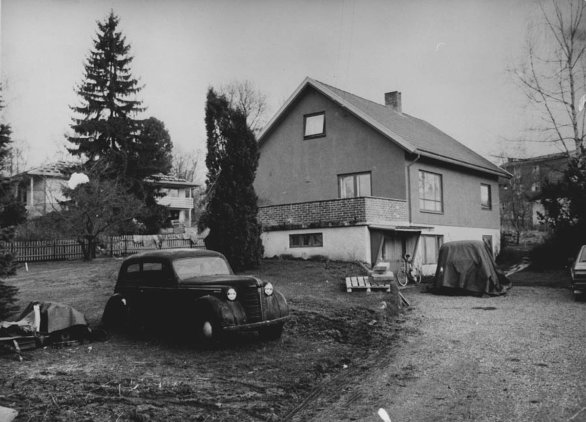 Juelsenhuset på Øhre-jordet med gamle biler utenfor.