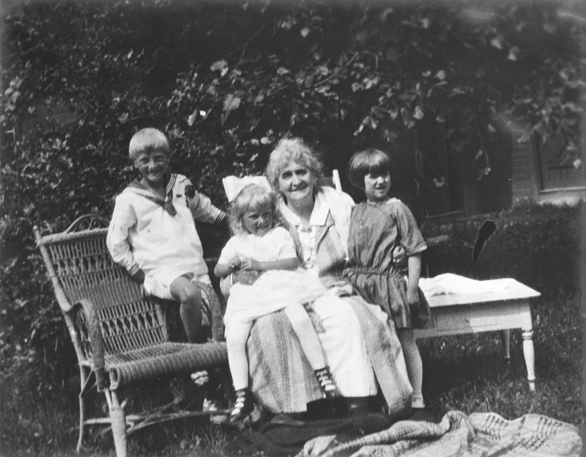 Aagot Gjems Selmer med 3 barnebarn.
