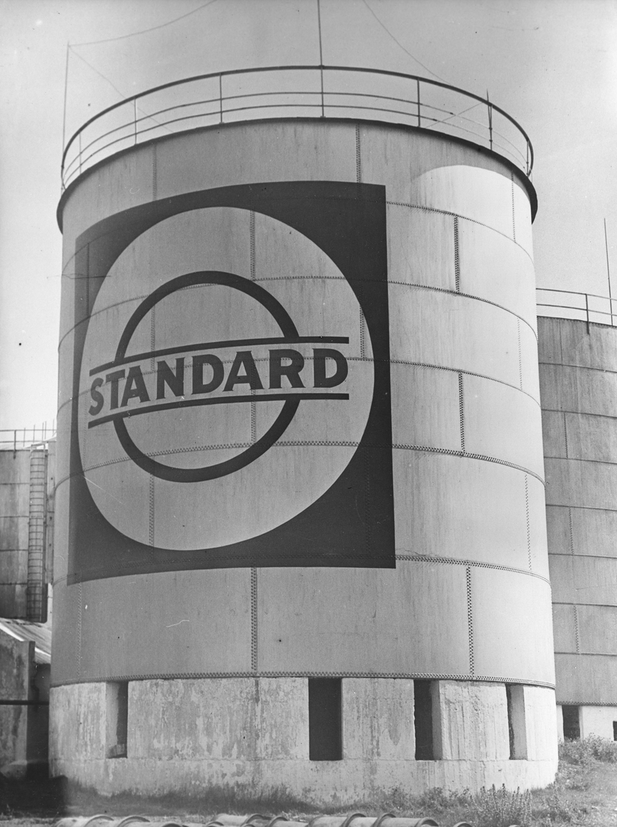 Oljetank med Standard Oils logo på Steilene.