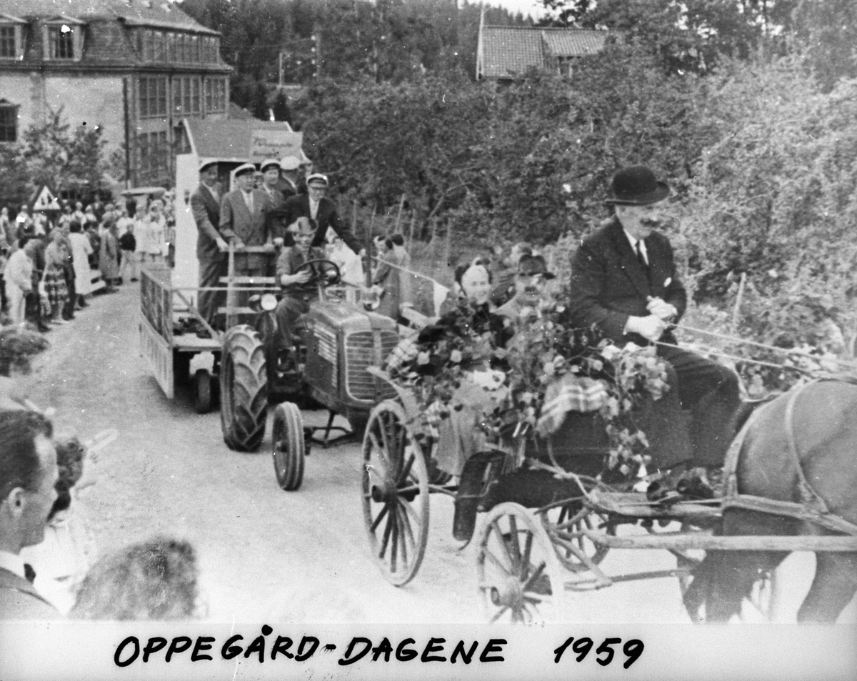 Feiring av Oppegård-dagene 1959. Opptog med hest og vogn og traktor.