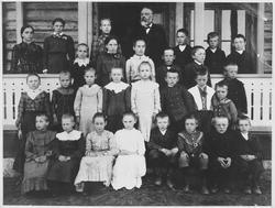 Skolebilde fra Roven skole da denne var helt ny i 1904.  Lær