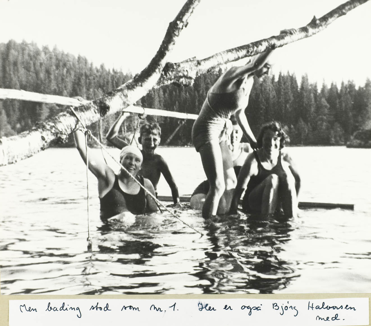 Fem badende ungdommer i Ramstadsjøen