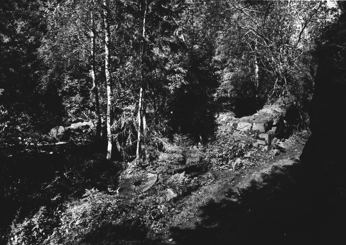 Møllestein og rester av fundament av mølla i Mølleråsen