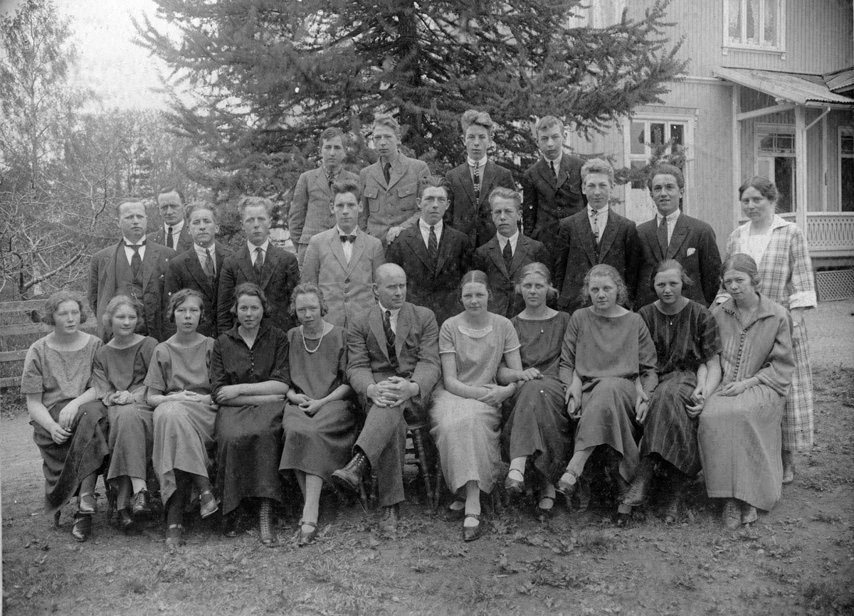 Avgangsklassen ved middelskolen på Jessheim 1924.