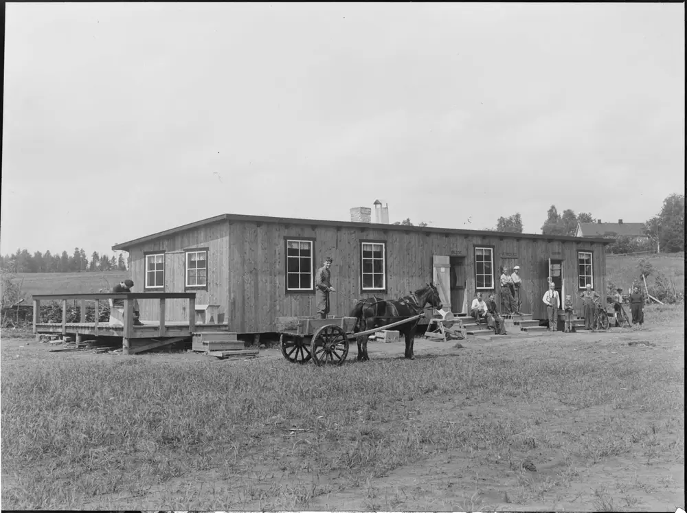 Brakke reist under utgravningen av Raknehaugen i 1939. Spiserum og andre nødvendige fasiliteter. Utgravingen foregikk med spade, trillebår, hest og kjerre.