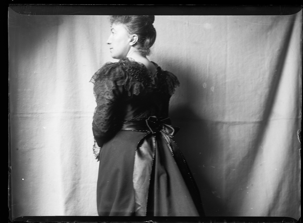Mathilde Mathiesen i sorte klær foran et forheng.