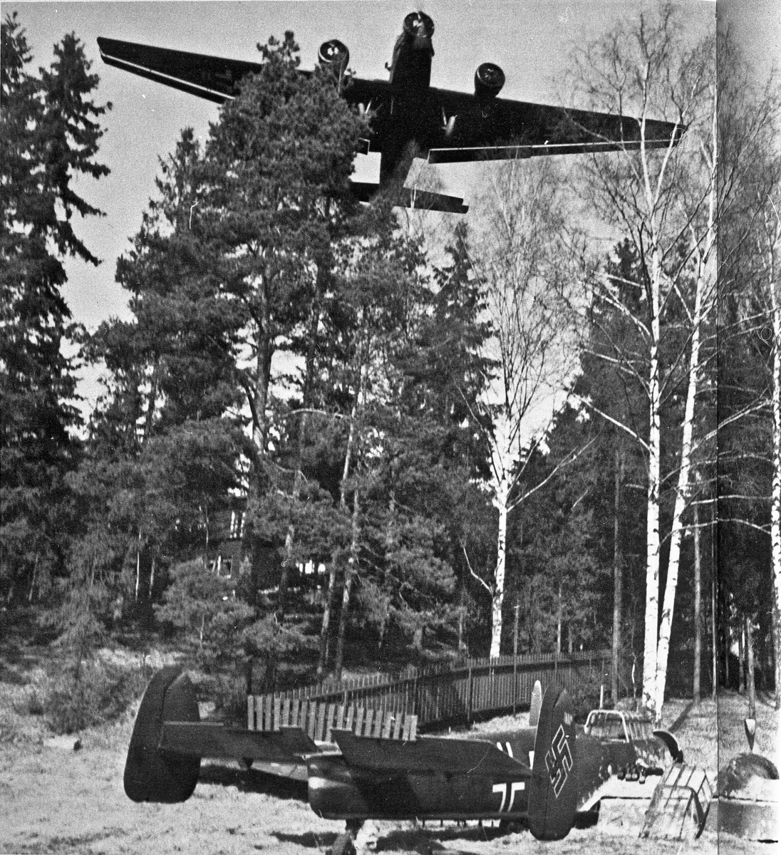 Tysk krigsfly. 
21.05.2013:
Bildet er tatt på Fornebu 9 april 1940.
En Junkers Ju52/3m kommer over Lt. Lent sitt havarerte Messerschmitt 110
Skrevet av: Jo-Olav Bakken