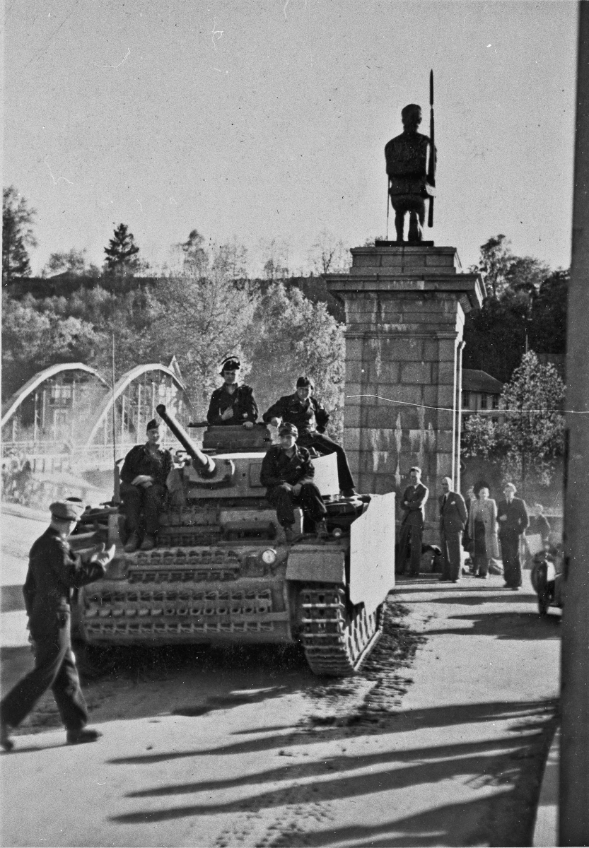 Tyske tanks på vei til oppsamlingsleir i mai 1945.
