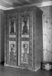 Skap. Sitater fra Bibelen i dørene.