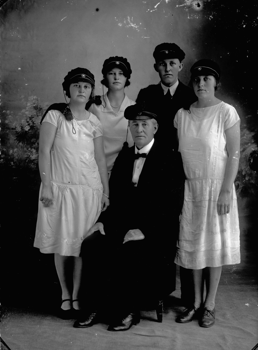 Prest (1923-38) i Langset kirke Gunerius Bovim med sine barn.