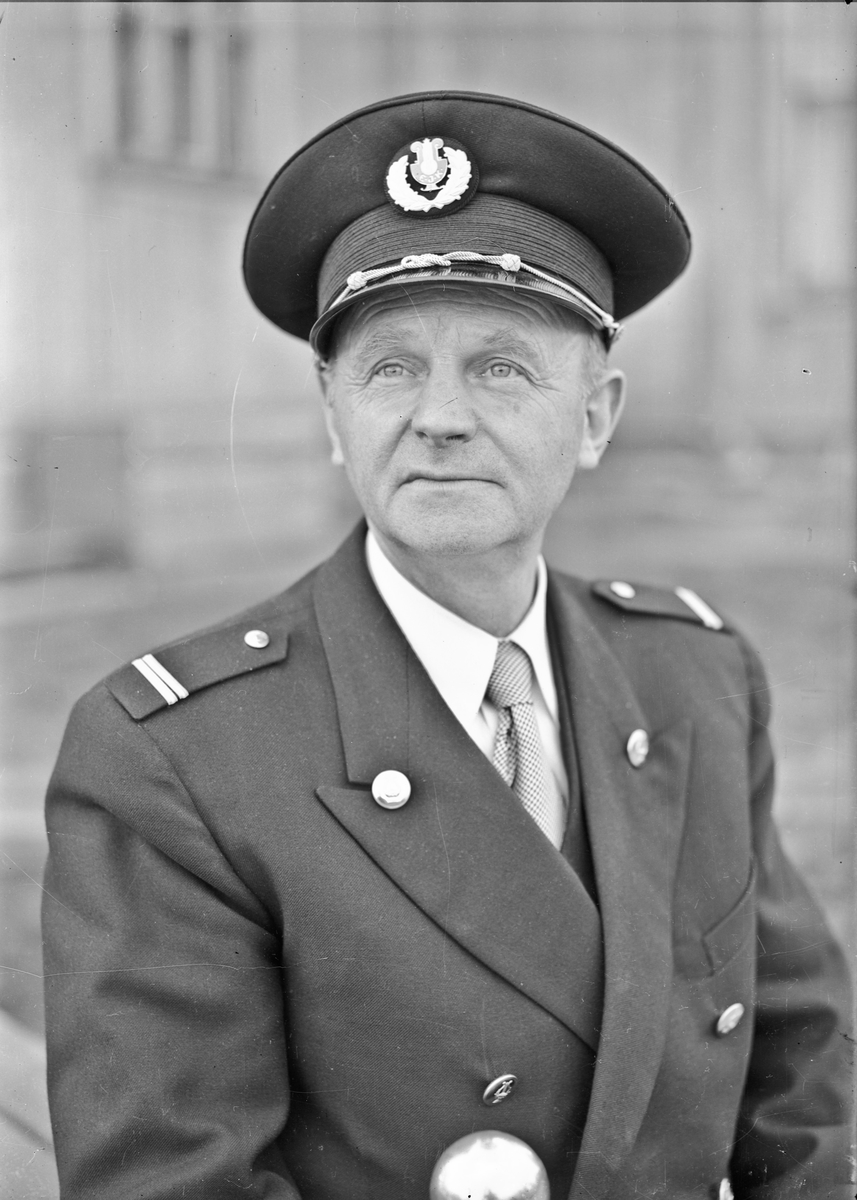 Mann i uniform. E.J.K. står på lua - Eidsvoll Janitsjar Korps. Dirigent Magne Høiberget. Han var også musikklærer på Eidsvoll Landsgymnas. 1945-55.
