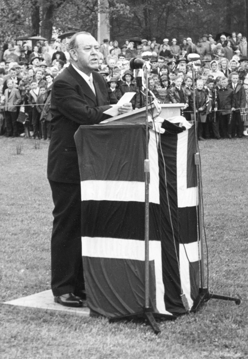 Besøk av Kong Olav. Den 13. juni 1962 ble statuen av Henrik Wergeland avduket på Eidsvoll Verk. Monumentet er laget av billedhoggeren Ottar Espeland. På talerstolen Trygve Lie, første generalsekretær i FN, Fylkesmann/Industriminister.
