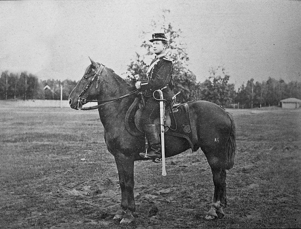 Soldat på hest. Hesten er merket med "AK"