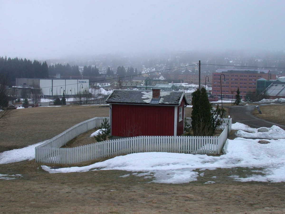 Skårer gård hytte med stakitt omkring
Løkenåsveien 35
Fotovinkel: V