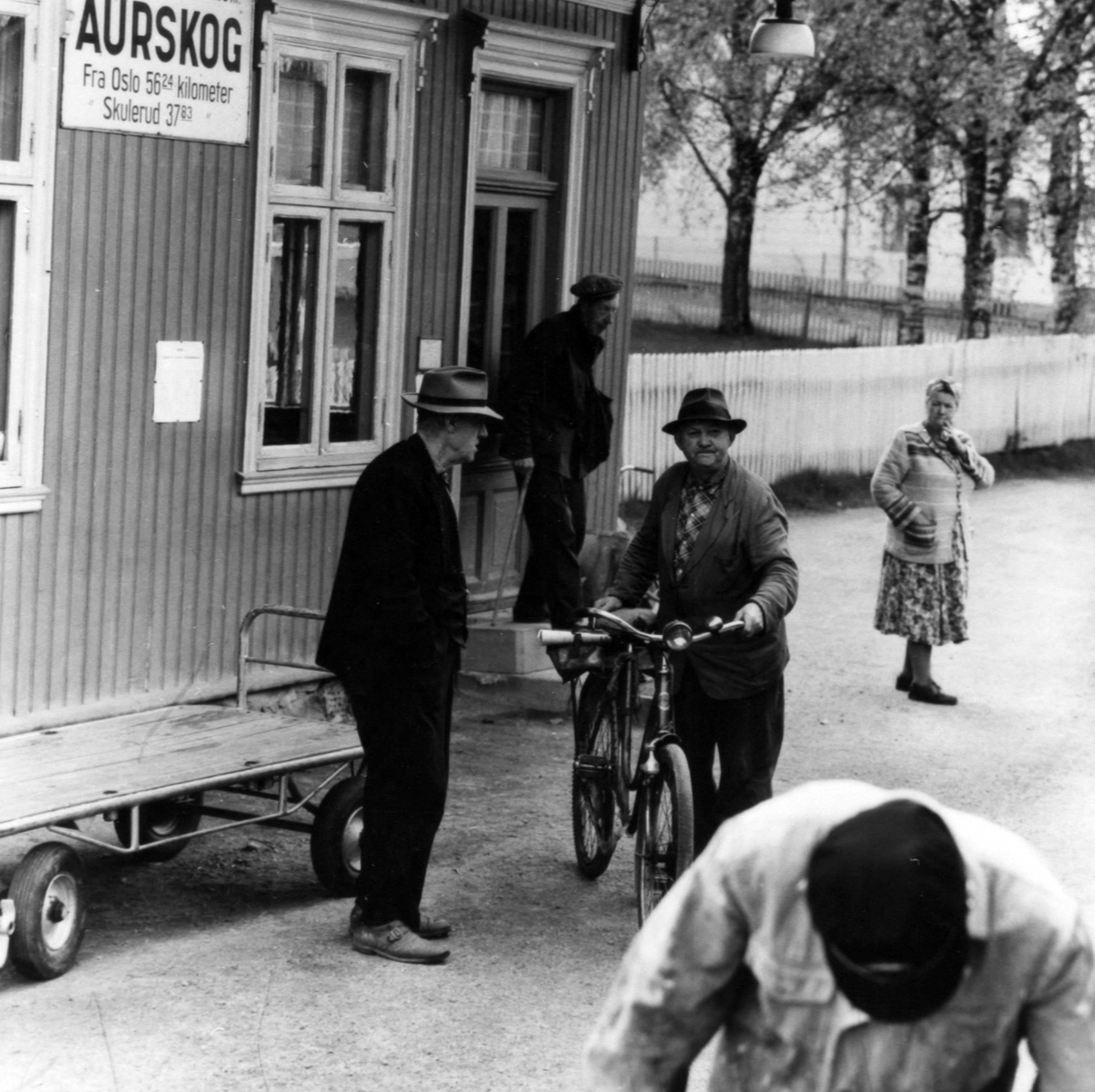 Bydefolk møter opp på Aurskog stasjon ved togankomst.
Mannen med sykkelen på bildet er Sigurd Teigen.