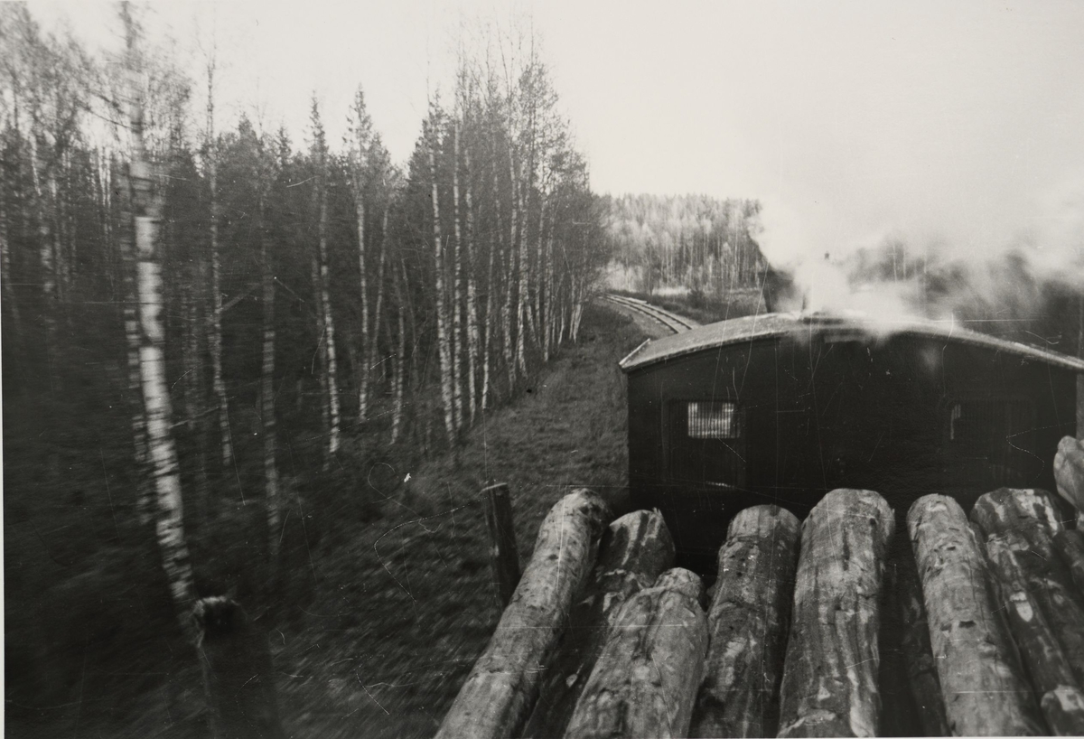Tog til Skulerud. Fotografen sitter oppe på tømmeret på første vogn i toget.