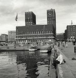 Rådhuset i Oslo - barn fisker i havnebassenget,.1950-53