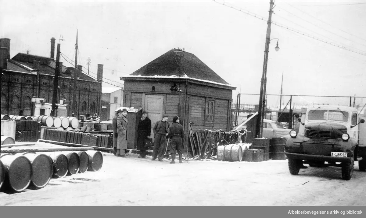 Streikevakter på Tomtebrygga under bensinkonflikten,.januar 1947