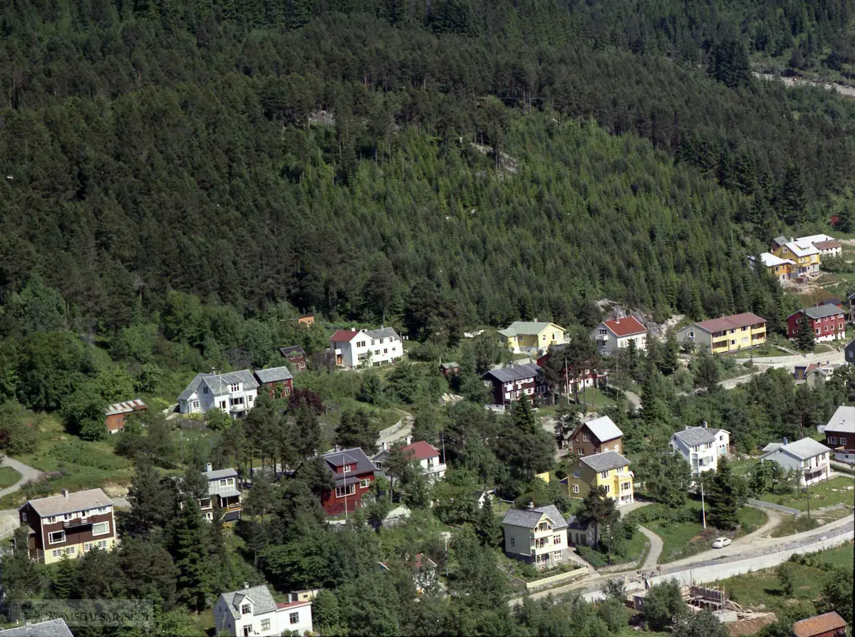I forgrunnen Hauanveien, bak ligger Solliveien med Postbyggene til høyre i bildet. .Hauanvegen. Berg, Sverre - Sivertsen, Egil - Nauste, J.