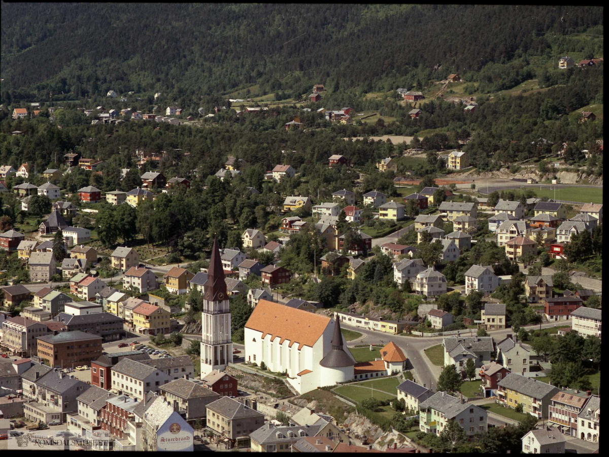 Molde sentrum med kirken i forgrunnen.Molde Kirke. Kosberg, Ola - Reiersen, Rangnvald. Romsdals Fellesbank